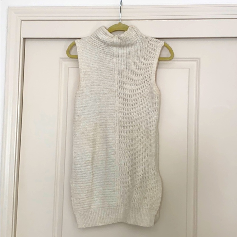 Sleeveless turtleneck sweater